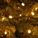 Greške koje svi prave kada postavljaju lampice na jelku: Zbog njih ne dobijate luksuzni izgled kao iz časopisa Greške koje svi prave kada postavljaju lampice na jelku: Zbog njih ne dobijate luksuzni izgled kao iz časopisa - featured image