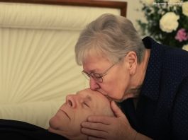 Da li je bezbedno dodirnuti ili poljubiti voljenu osobu nakon smrti? Najčešći mitovi i medicinske činjenice Da li je bezbedno dodirnuti ili poljubiti voljenu osobu nakon smrti? Najčešći mitovi i medicinske činjenice - featured image