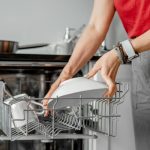 Mašina za sudove vam loše pere? Evo kako je očistiti na pravi način! Mašina za sudove vam loše pere? Evo kako je očistiti na pravi način! - featured image