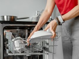 Mašina za sudove vam loše pere? Evo kako je očistiti na pravi način! Mašina za sudove vam loše pere? Evo kako je očistiti na pravi način! - featured image