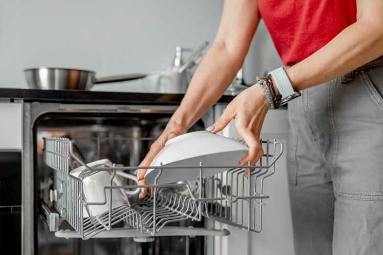 Mašina za sudove vam loše pere? Evo kako je očistiti na pravi način! - featured image