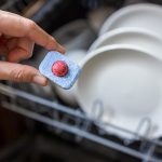 Verica s vremena na vreme u wc šolju ubaci tabletu za pranje sudova: Kada čujete zašto, oduševićete se