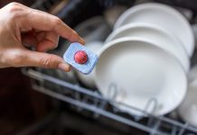 Verica s vremena na vreme u wc šolju ubaci tabletu za pranje sudova: Kada čujete zašto, oduševićete se