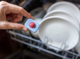 Verica s vremena na vreme u wc šolju ubaci tabletu za pranje sudova: Kada čujete zašto, oduševićete se