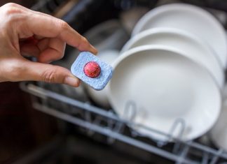 Verica s vremena na vreme u wc šolju ubaci tabletu za pranje sudova: Kada čujete zašto, oduševićete se