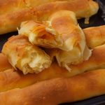 Domaća pita sa sirom na najlakši način: Spolja je hrskava, a iznutra mekana i sočna