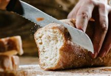 NEMOJTE GA ČUVATI UPLASTIČNOJ KESI: Evo zašto se hleb BRZO POKVARI! Ovo je NAJJEDNOSTAVNIJI NAČIN da mu sačuvate svežinu NEMOJTE GA ČUVATI UPLASTIČNOJ KESI: Evo zašto se hleb BRZO POKVARI! Ovo je NAJJEDNOSTAVNIJI NAČIN da mu sačuvate svežinu - featured image