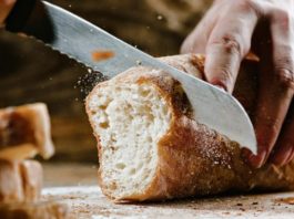 NEMOJTE GA ČUVATI UPLASTIČNOJ KESI: Evo zašto se hleb BRZO POKVARI! Ovo je NAJJEDNOSTAVNIJI NAČIN da mu sačuvate svežinu NEMOJTE GA ČUVATI UPLASTIČNOJ KESI: Evo zašto se hleb BRZO POKVARI! Ovo je NAJJEDNOSTAVNIJI NAČIN da mu sačuvate svežinu - featured image