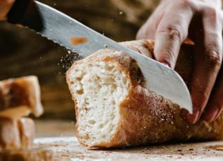 NEMOJTE GA ČUVATI UPLASTIČNOJ KESI: Evo zašto se hleb BRZO POKVARI! Ovo je NAJJEDNOSTAVNIJI NAČIN da mu sačuvate svežinu NEMOJTE GA ČUVATI UPLASTIČNOJ KESI: Evo zašto se hleb BRZO POKVARI! Ovo je NAJJEDNOSTAVNIJI NAČIN da mu sačuvate svežinu - featured image