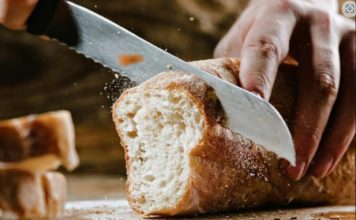 NEMOJTE GA ČUVATI UPLASTIČNOJ KESI: Evo zašto se hleb BRZO POKVARI! Ovo je NAJJEDNOSTAVNIJI NAČIN da mu sačuvate svežinu NEMOJTE GA ČUVATI UPLASTIČNOJ KESI: Evo zašto se hleb BRZO POKVARI! Ovo je NAJJEDNOSTAVNIJI NAČIN da mu sačuvate svežinu - featured image