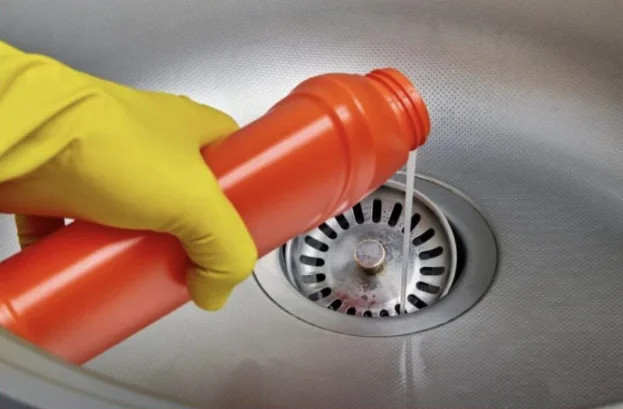 VODOINSTALATERI NE ŽELE DA ZNATE OVAJ TRIK: Možete odčepiti začepljen sudoper u nekoliko sekundi! - featured image VODOINSTALATERI NE ŽELE DA ZNATE OVAJ TRIK: Možete odčepiti začepljen sudoper u nekoliko sekundi! - featured image