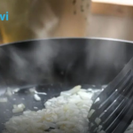 Profesionalni kuhar otkriva trik: Ovako dinstajte luk – bez mirisa i gotov u tren!