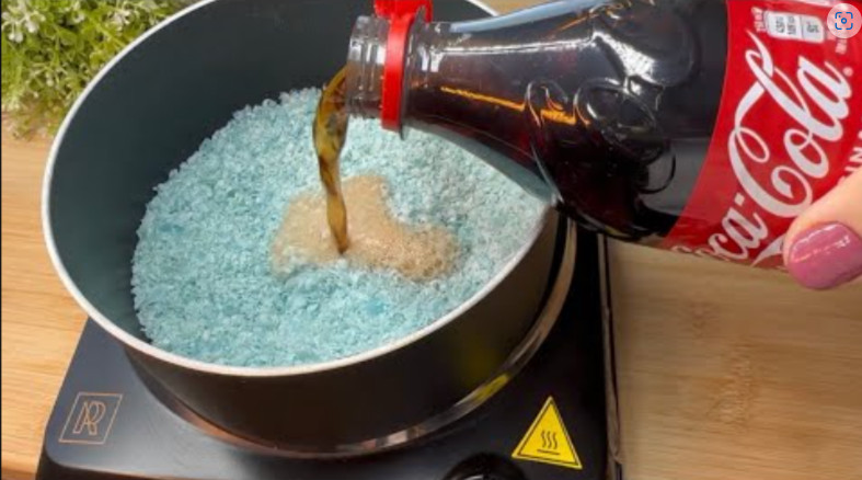 Uzmite običnu koka-kolu, naribajte komad sapuna i neka vam bude pri ruci ovaj kućni trik: KORISTIM GA GODINAMA I PREPORUČAM GA SVIMA! - featured image