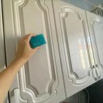 Ljepljiva MAST i nečistoće odmah nestaju. Kuhinjski ormarići ponovo blistaju: Nanijela sam i obrisala – to je to! Ljepljiva MAST i nečistoće odmah nestaju. Kuhinjski ormarići ponovo blistaju: Nanijela sam i obrisala – to je to! - featured image