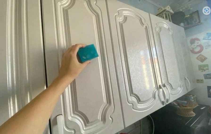 Ljepljiva MAST i nečistoće odmah nestaju. Kuhinjski ormarići ponovo blistaju: Nanijela sam i obrisala – to je to! - featured image