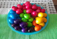 Bez sirćeta, skupe farbe i pucanja: Uz 1 stvar iz špajza jaja će biti jarka kao sa slike