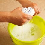 Dodajte 2 čepa alkoholnog sirćeta u kantu sa vodom: Trik u koji se kunu sve domaćice u Srbiji