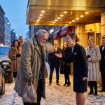 “Tajna koja je šokirala sve: Milioner je poljubio ruke beskućniku ispred luksuznog hotela”