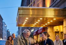 “Tajna koja je šokirala sve: Milioner je poljubio ruke beskućniku ispred luksuznog hotela”