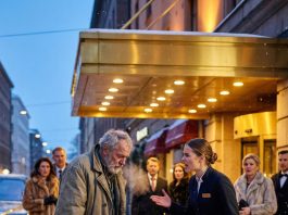 “Tajna koja je šokirala sve: Milioner je poljubio ruke beskućniku ispred luksuznog hotela”