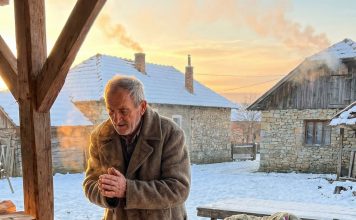 Starac pao u sneg pred komšijom robijašem, priča o predrasudama koja će vas postideti