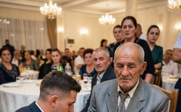 Sin je sakrio oca u mračni ćošak sale jer ga je bilo sramota njegovih starih cipela