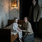 Posle svađe sa komšinicom, počeli su da nalaze pepeo, igle i krvave tragove — a onda je dete počelo da izgovara imena mrtvih.