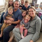 Posvojila sam četvero djece svoje pokojne najbolje prijateljice — godinama kasnije, na vratima se pojavila nepoznata žena i rekla mi: „Tvoja prijateljica nije bila ono za što se predstavljala“.