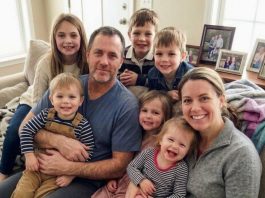 Posvojila sam četvero djece svoje pokojne najbolje prijateljice — godinama kasnije, na vratima se pojavila nepoznata žena i rekla mi: „Tvoja prijateljica nije bila ono za što se predstavljala“.