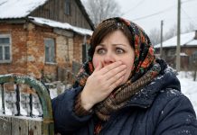 “OD DANA NAŠEG VJENČANJA, MOJ MUŽ MI NIKADA NIJE DOZVOLIO DA ODEM U KUĆU NJEGOVIH RODITELJA, KOJA SE NALAZI NA SELU. IŠLA SAM IZNAD NJEGOVIH PREDOČENJA I TAJNO POSJETILA ‘ZABRANJENU ADRESU’… IZNUTRA SAM OTKRILA NEŠTO ŠTO NISAM MOGLA PREDVIDJETI…”