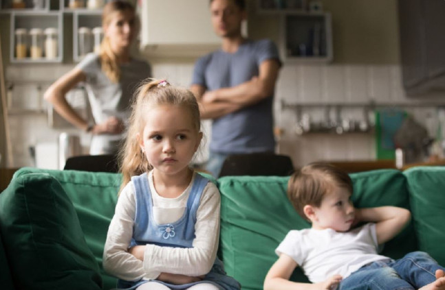 Roditelji masovno greše kad koriste ovu metodu vaspitavanja: Na taj način dete dobija pogrešnu poruku koju nosi u odraslo doba i stvara trajni ožiljak - featured image Roditelji masovno greše kad koriste ovu metodu vaspitavanja: Na taj način dete dobija pogrešnu poruku koju nosi u odraslo doba i stvara trajni ožiljak - featured image