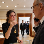 “Nakon razvoda, izašla sam samo sa slomljenim mobilom i mamino starom ogrlicom, mojom posljednjom prilikom da platim stanarinu. Zlatar ju je jedva pogledao…”