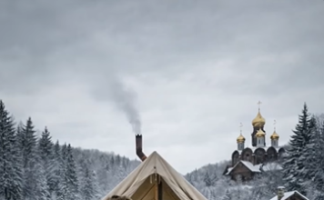 Kada je starac umesto kamenog doma postavio usred snega običan platneni šator i počeo da u njega unosi naramke sena, otvoreno su mu se smejali — dok nisu nastupili mrazevi i ljudi nisu shvatili zašto mu je trebalo toliko slame 😨😱