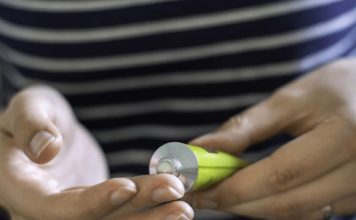 Znate li ovu JEFTINU mast iz apoteke? Skoro niko ne zna da zamenjuje i najskuplju kremu i izglađuje bore kao pegla! Znate li ovu JEFTINU mast iz apoteke? Skoro niko ne zna da zamenjuje i najskuplju kremu i izglađuje bore kao pegla! - featured image