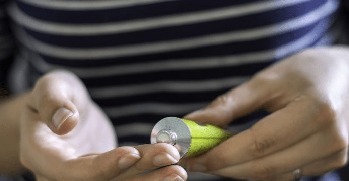 Znate li ovu JEFTINU mast iz apoteke? Skoro niko ne zna da zamenjuje i najskuplju kremu i izglađuje bore kao pegla! - featured image Znate li ovu JEFTINU mast iz apoteke? Skoro niko ne zna da zamenjuje i najskuplju kremu i izglađuje bore kao pegla! - featured image