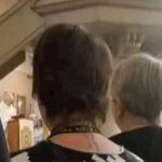 Žena je postala hit na Fejsu zbog majice u kojoj je došla na misu, morate vidjeti što je obukla Žena je postala hit na Fejsu zbog majice u kojoj je došla na misu, morate vidjeti što je obukla - featured image