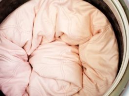 Kako oprati ogroman jorgan kod kuće? Ako ne može da stane u mašinu, ovo su zlatni trikovi starih domaćica Kako oprati ogroman jorgan kod kuće? Ako ne može da stane u mašinu, ovo su zlatni trikovi starih domaćica - featured image