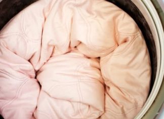 Kako oprati ogroman jorgan kod kuće? Ako ne može da stane u mašinu, ovo su zlatni trikovi starih domaćica Kako oprati ogroman jorgan kod kuće? Ako ne može da stane u mašinu, ovo su zlatni trikovi starih domaćica - featured image