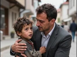 Ljudi su samo prolazili, ali kada ga je čovjek zagrlio – svi su zaplakali