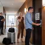 Muž je poveo asistentkinju na put — žena mu prodala kuću bez znanja