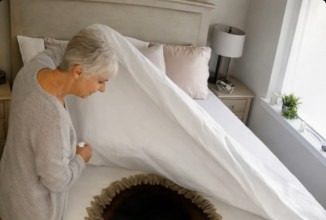 Snaha je gotovo svaki dan mijenjala posteljinu, opravdavajući ljubav prema čistoći: ali jednog dana svekrva je podigla deku, ugledala čudan trag na plahti i saznala strašnu tajnu o svojoj snahi 😲😨