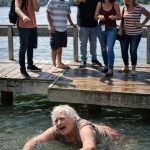 Šala koja je skoro ubila: Baka koju je sopstveni unuk gurnuo u jezero i porodica koja se smejala dok je tonula