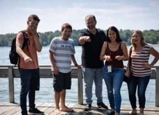 Šala koja je skoro ubila: Baka koju je sopstveni unuk gurnuo u jezero i porodica koja se smejala dok je tonula