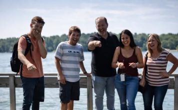 Šala koja je skoro ubila: Baka koju je sopstveni unuk gurnuo u jezero i porodica koja se smejala dok je tonula