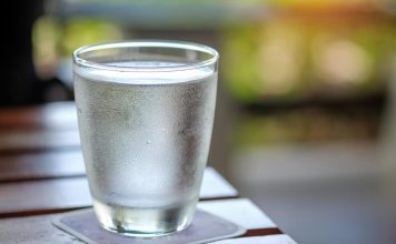 Evo zašto ne biste trebali piti vodu prije ili nakon jela