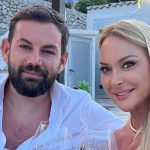 Melinina kuma ukrala šou na venčanju u Monaku: Haljina raskošnija od mladine, a njena zaova nosi torbu koja košta kao garsonjera u Srbiji – Karići izdominirali Melinina kuma ukrala šou na venčanju u Monaku: Haljina raskošnija od mladine, a njena zaova nosi torbu koja košta kao garsonjera u Srbiji - Karići izdominirali - featured image