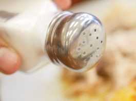 Šta da radite ako PRESOLITE JELO: Iskusne domaćice koriste ove trikove da spase obrok za nekoliko minuta