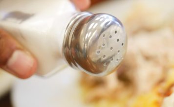 Šta da radite ako PRESOLITE JELO: Iskusne domaćice koriste ove trikove da spase obrok za nekoliko minuta