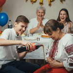 Na obiteljskom slavlju moj nećak me polio sokom, a cijela rodbina je gledala i smijala se; ali već nakon osam sati svi su me zajedno molili da oprostim „glupom dečku“, jer sam učinila nešto što uopće nisu očekivali…😉
