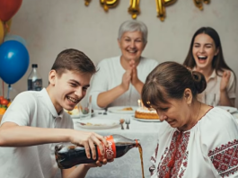 Na obiteljskom slavlju moj nećak me polio sokom, a cijela rodbina je gledala i smijala se; ali već nakon osam sati svi su me zajedno molili da oprostim „glupom dečku“, jer sam učinila nešto što uopće nisu očekivali…😉
